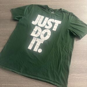 The Nike Tee Athletic Cut Men’s T-Shirt Short Sleeve Size XL Green Cotton